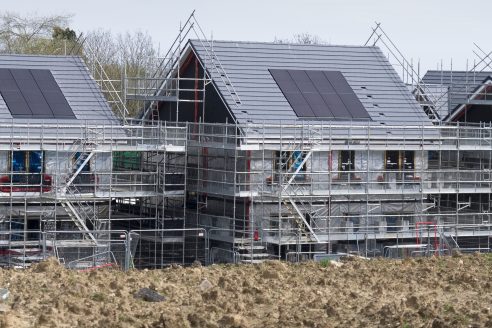 solar-panels-on-newbuild-houses-shutterstock_2148938219-492x328.jpg